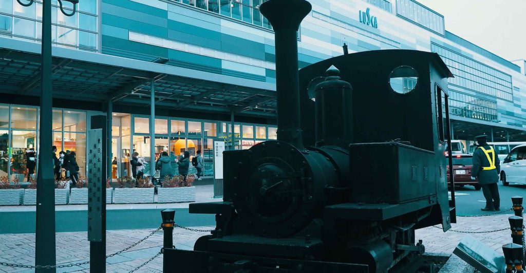 熱海駅前　蒸気機関車
