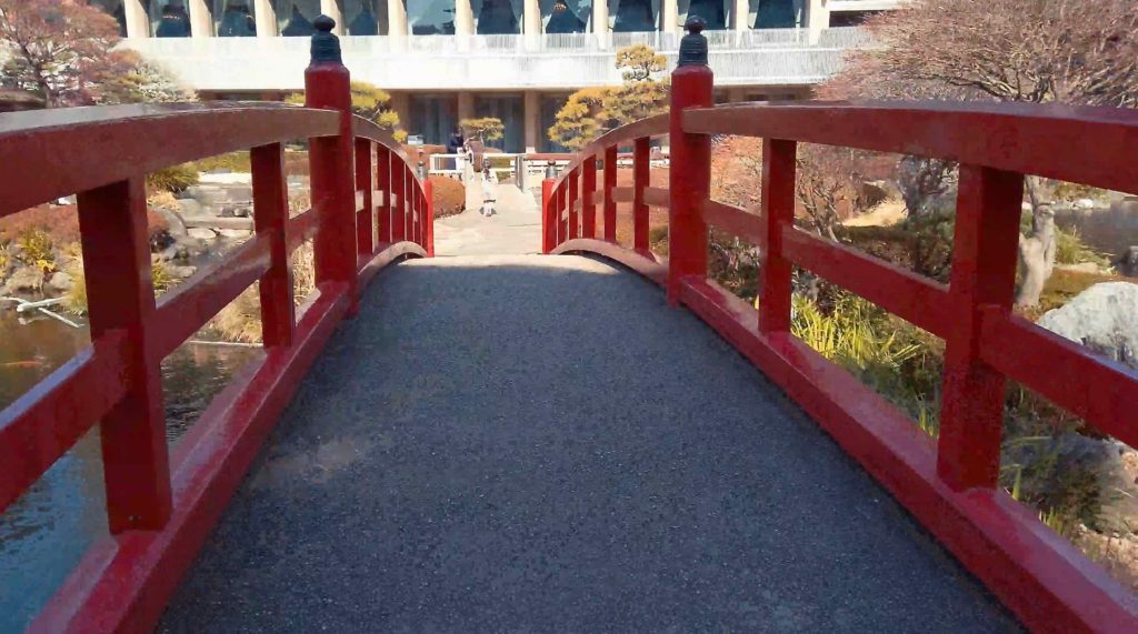 日本庭園の赤い橋