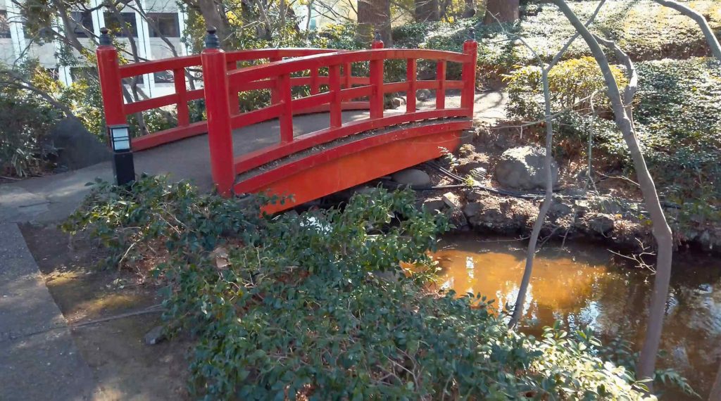 日本庭園の赤い橋