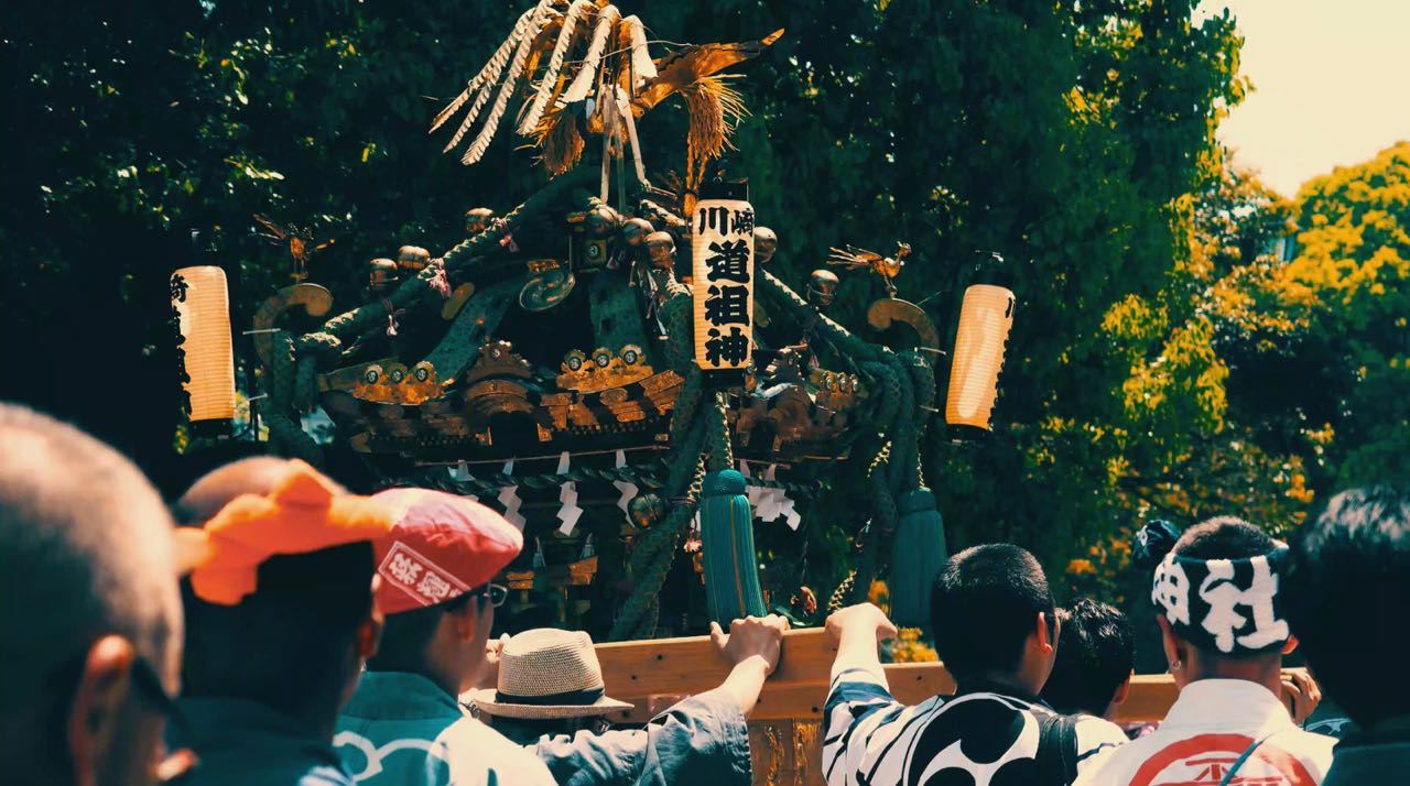 上野公園で祭りの神輿に遭遇