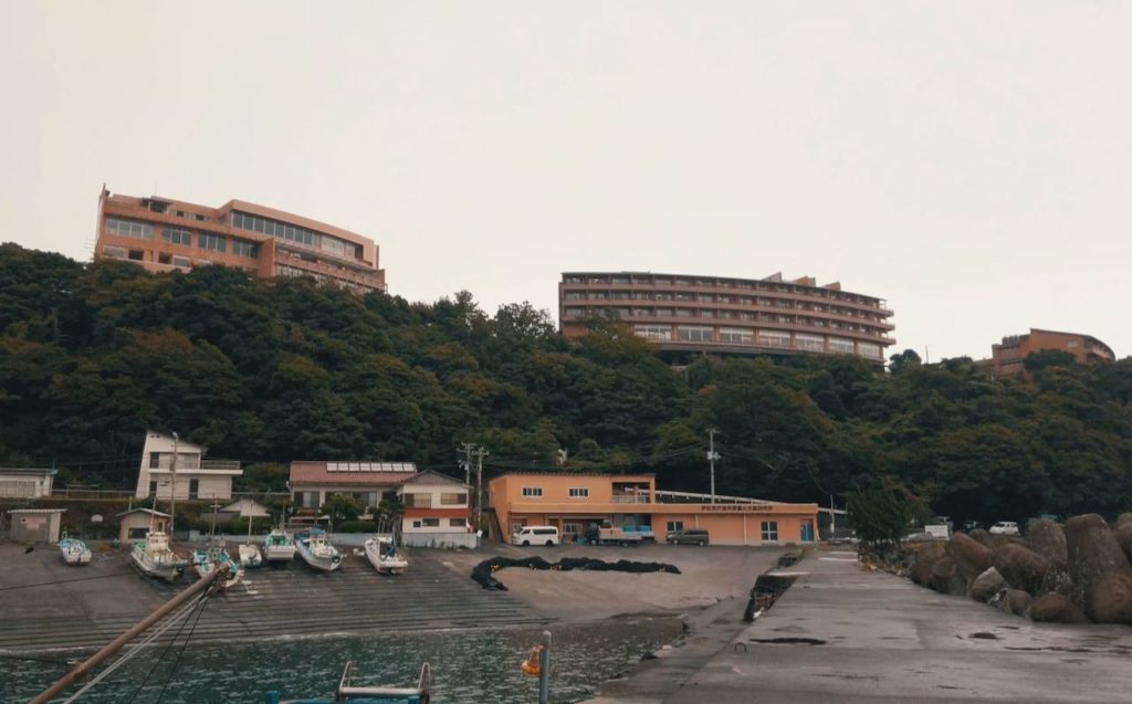 赤沢温泉ホテルの真下に小さい漁港がある