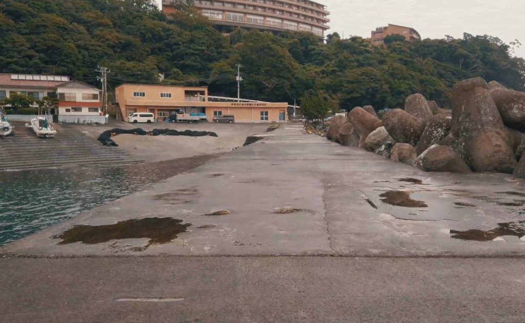 赤沢温泉ホテルの真下に小さい漁港がある