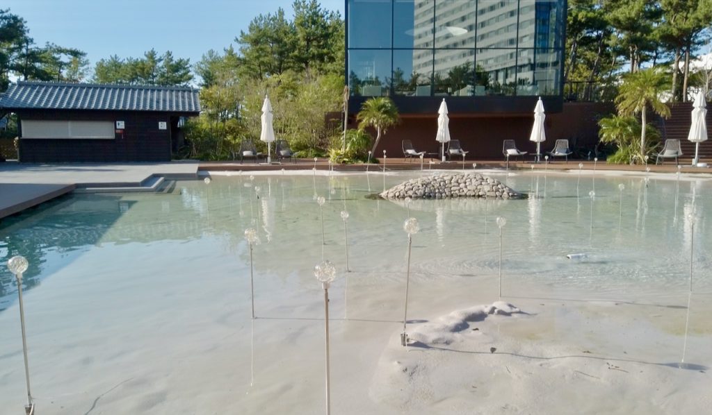 シェラトングランデオーシャンリゾートの施設は朝も楽しい　プールの砂浜