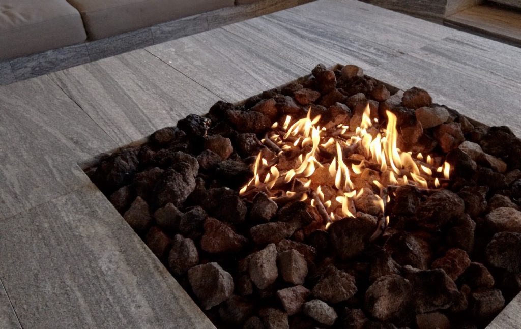 シェラトングランデオーシャンリゾートの施設は朝も楽しい　焚き火を楽しむ