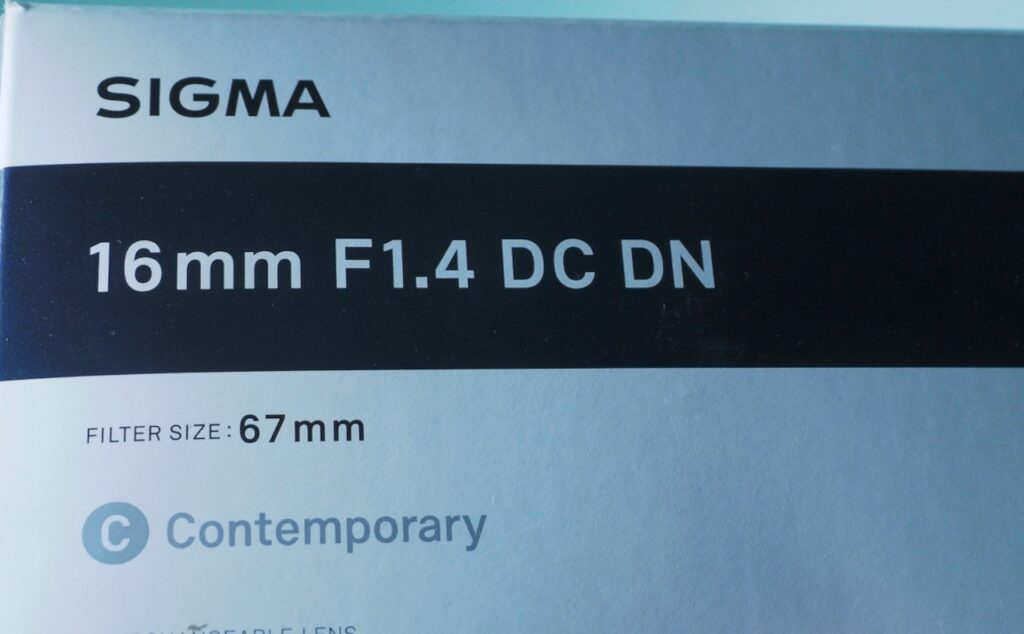 SIGMA 16mm F1.4 DC DN全体イメージと箱
