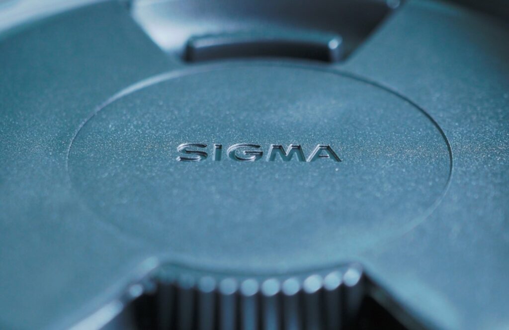 SIGMA 16mm F1.4 DC DNフードとレンズキャップ