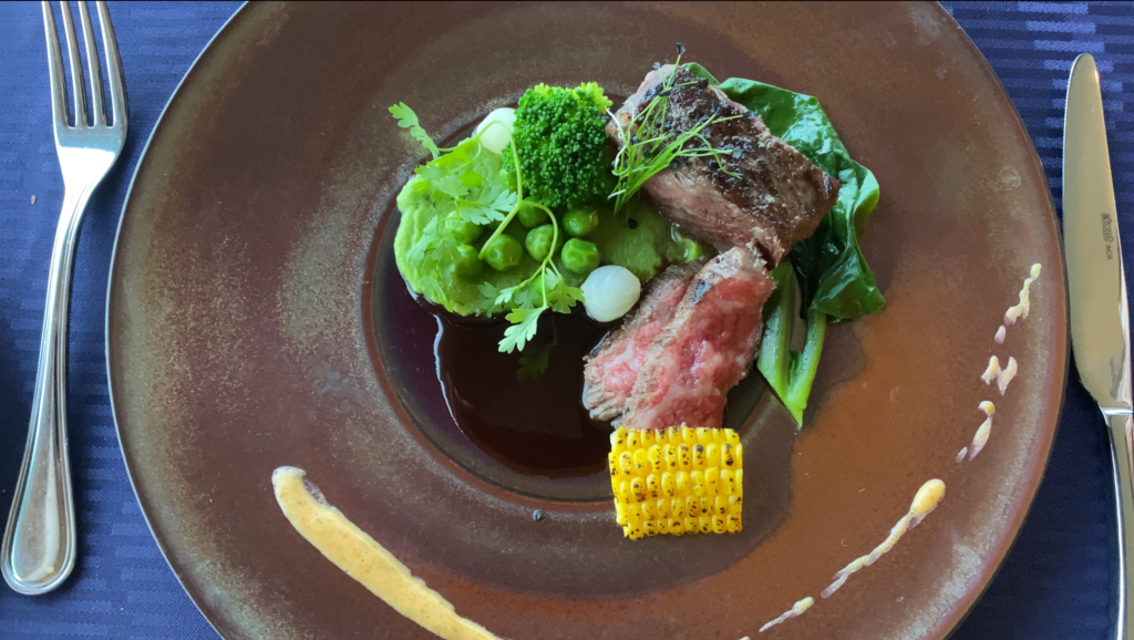 国産牛のリブステーキ　ブロッコリーのピュレと地元野菜の付け合わせ　ポルトソース