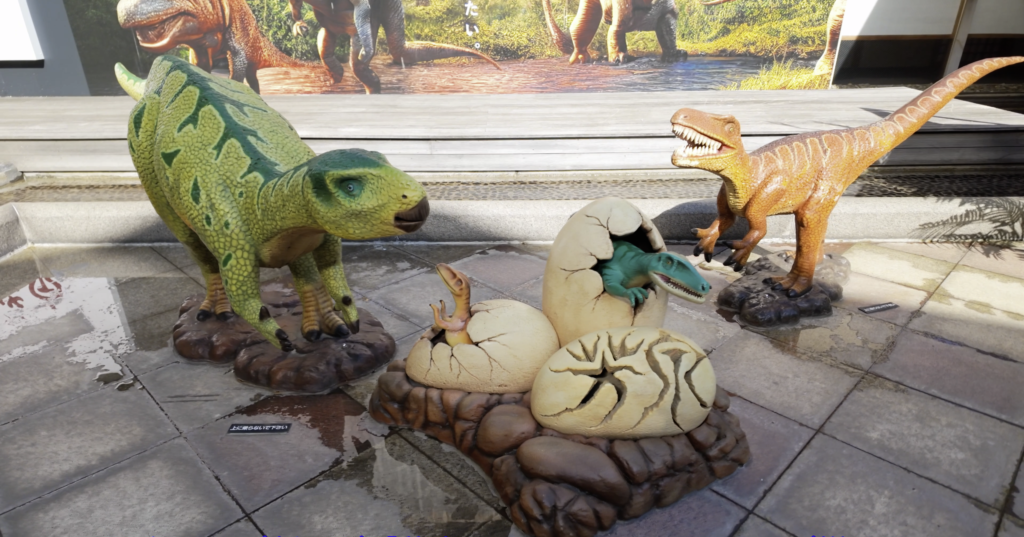 グランディア芳泉 恐竜のオブジェ